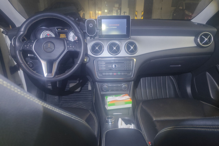 奔驰GLA 2016款 GLA 200 时尚型中控内饰12