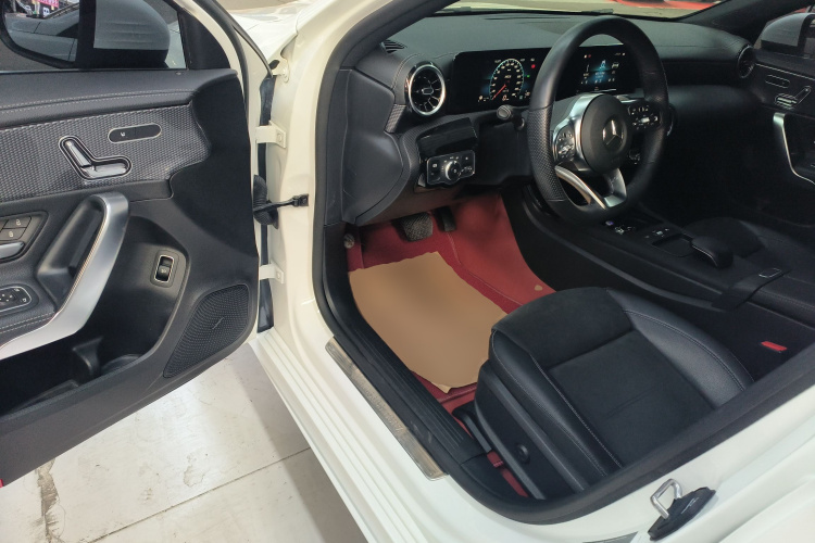 奔驰A级 2019款 A 180 L 运动轿车中控内饰7003