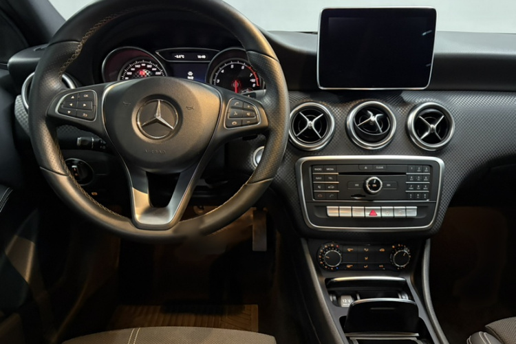 奔驰A级(进口) 2016款 A 200 时尚型中控内饰7007