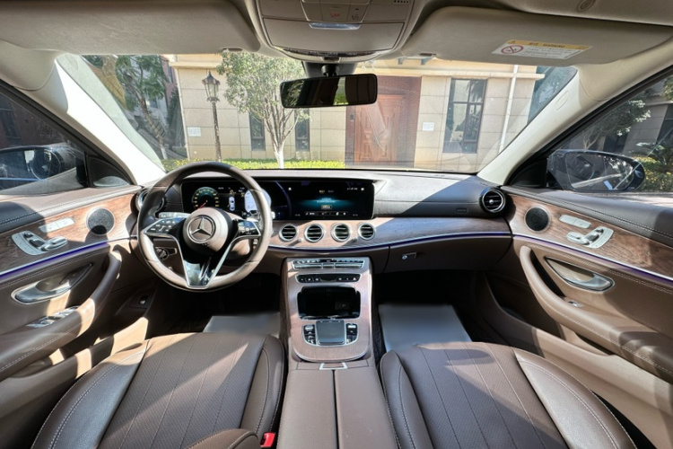 奔驰E级 2023款 改款 E 300 L 时尚型中控内饰7003