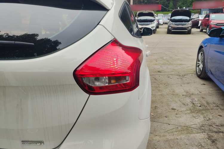 福特 福克斯 2018款 两厢经典 EcoBoost 125 自动超能风尚型智行版车身外观9