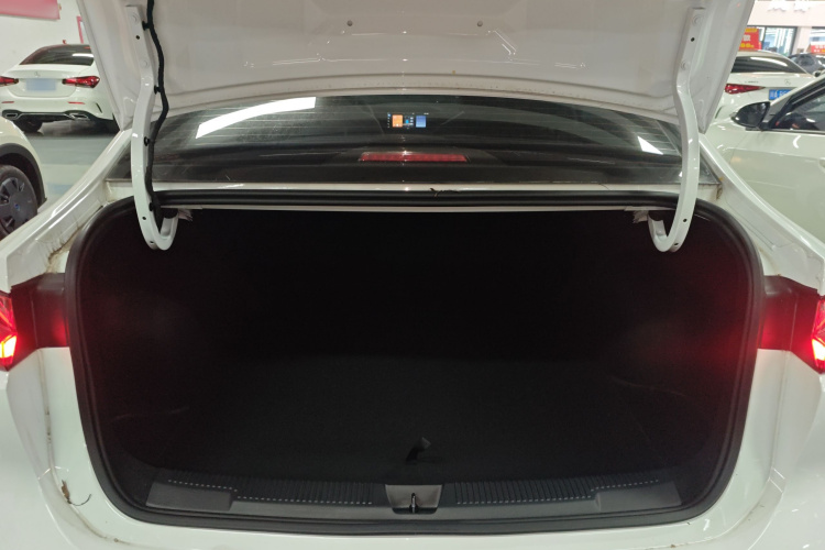 荣威i5 2026款 1.5L CVT豪华版机舱底盘23