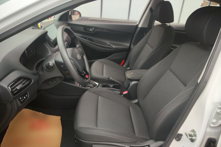 现代 悦动 2018款 1.6L 自动悦目版GL 国VI中控内饰19