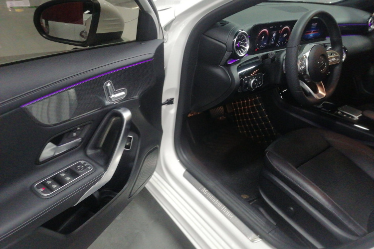 奔驰A级 2021款 A 200 L 运动轿车时尚型中控内饰7003