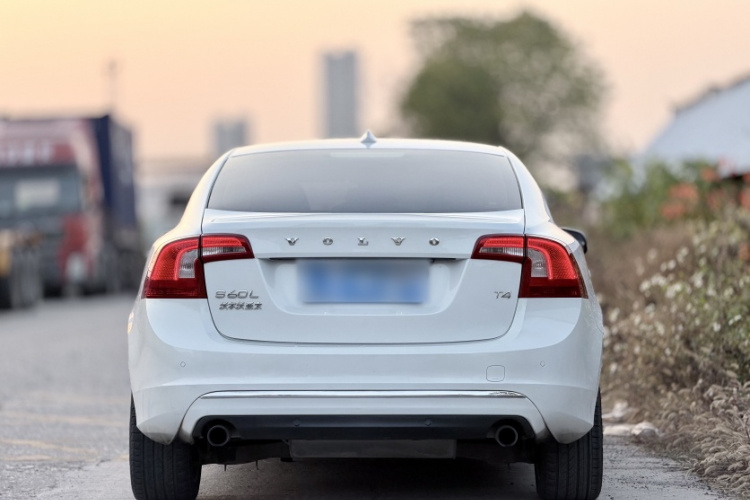 沃尔沃S60 2016款 S60L T4 智远版车身外观6008