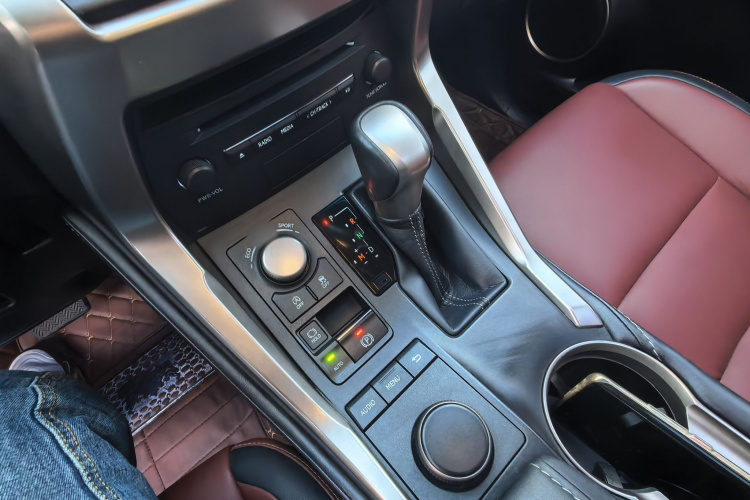 雷克萨斯NX 2015款 200t 全驱 锋尚版中控内饰7012