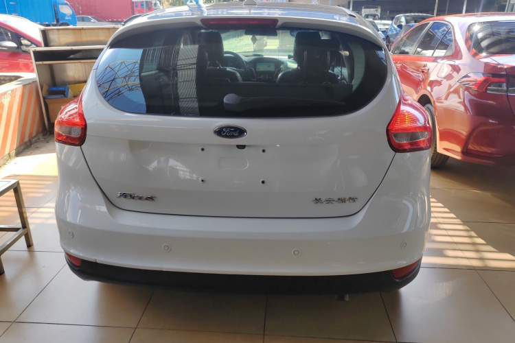 福特 福克斯 2018款 两厢经典 1.6L 自动风尚型智行版车身外观6