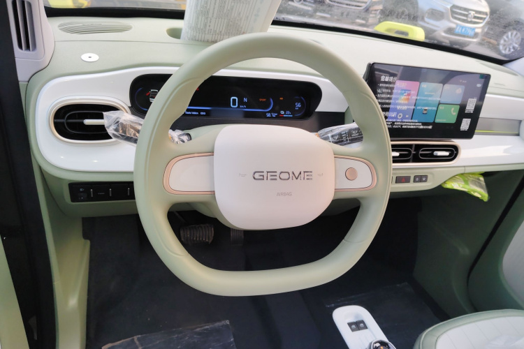 吉利银河 2025款 210km 熊猫骑士中控内饰13