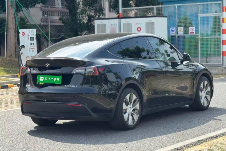 特斯拉 Model Y 2022款 后轮驱动版车身外观7