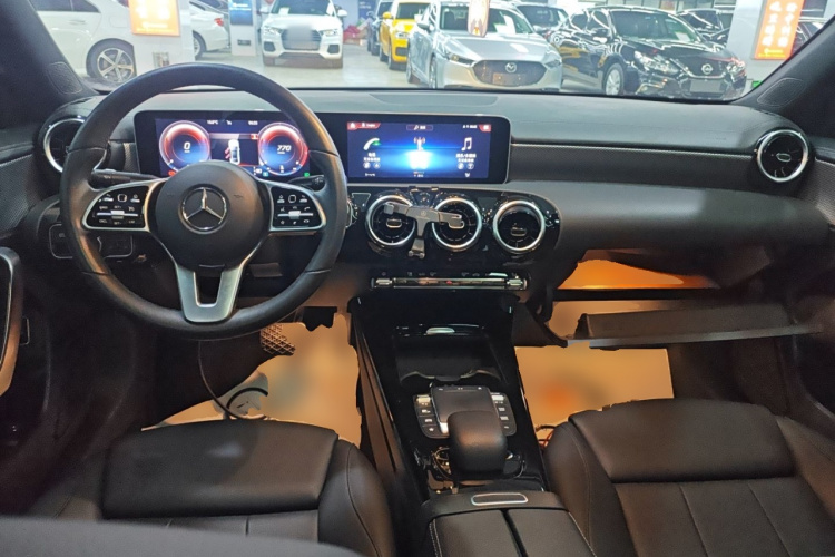 奔驰A级 2020款 改款二 A 180 L 运动轿车中控内饰12