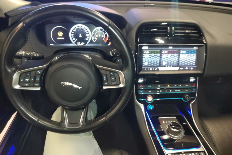 捷豹XEL 2018款 2.0T 250PS 奢华版中控内饰12