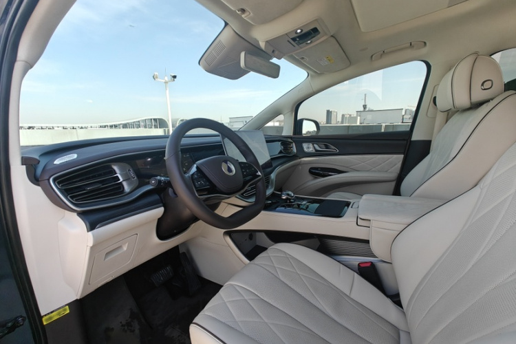 腾势D9 2024款 DM-i 980 四驱旗舰型中控内饰7005