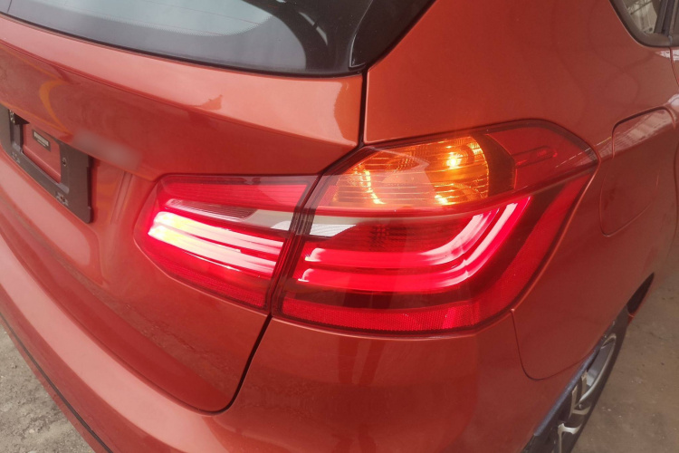 宝马2系旅行车 2016款 218i 运动设计套装车身外观9