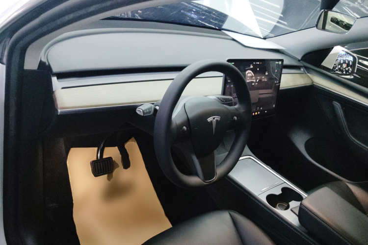 特斯拉 Model Y 2022款 改款 后轮驱动版中控内饰12
