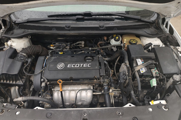 别克 英朗 2013款 GT 1.6L 自动时尚版机舱底盘24