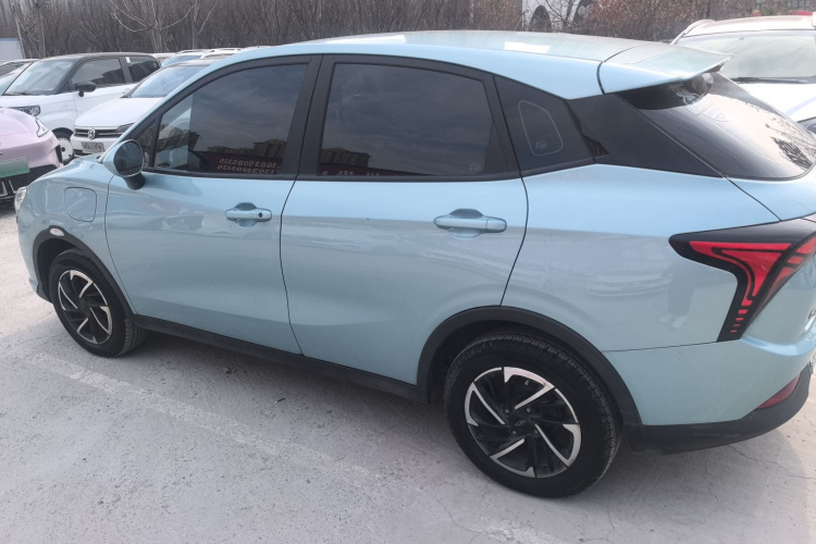 哪吒汽车 哪吒V 2021款 长续航娱乐版升级型车身外观4