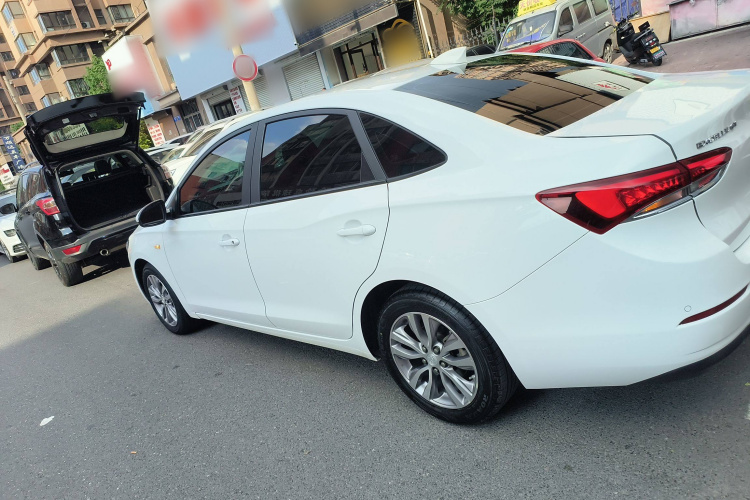 别克 英朗 2021款 1.3T 自动轻混动精英型车身外观4