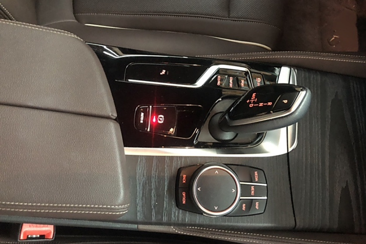 宝马5系 2023款 改款 530Li 领先型 M运动套装中控内饰7003