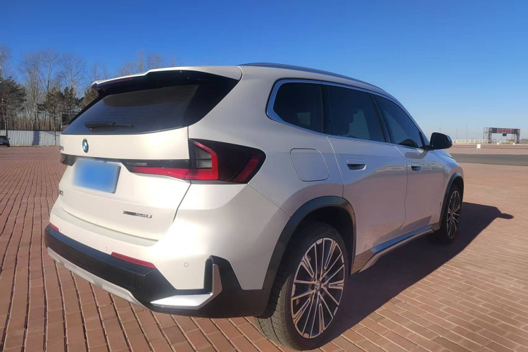 宝马X1 2023款 xDrive25Li X设计套装车身外观6005