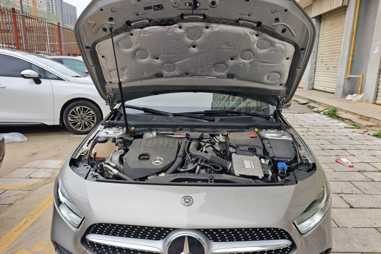 奔驰A级 2019款 A 180 L 运动轿车机舱底盘24