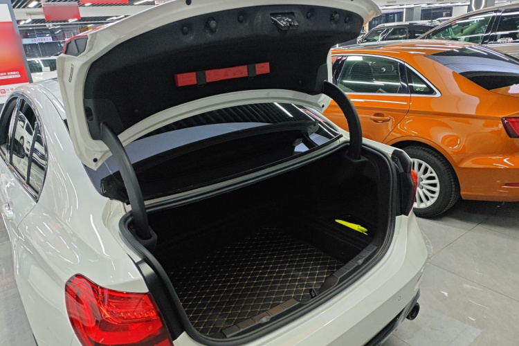 宝马1系 2021款 改款 125i M运动曜夜版机舱底盘23