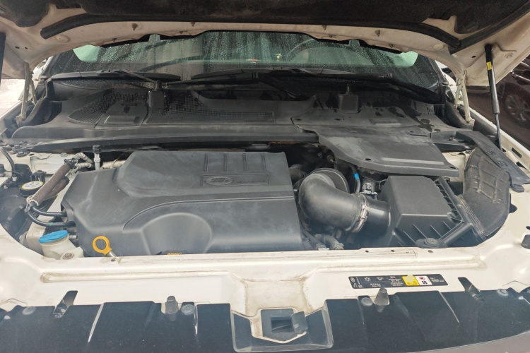 路虎 发现神行 2018款 240PS SE版机舱底盘24