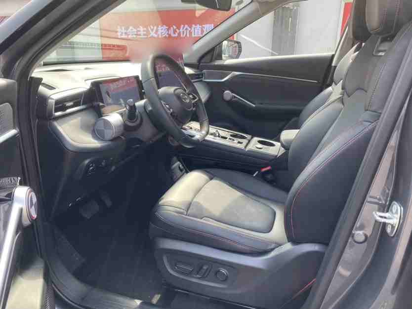 车辆左前侧45度外观展示