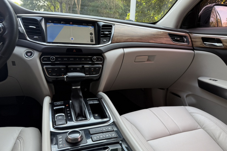 广汽传祺 传祺GS8 2017款 320T 四驱豪华智联版（七座）中控内饰7004