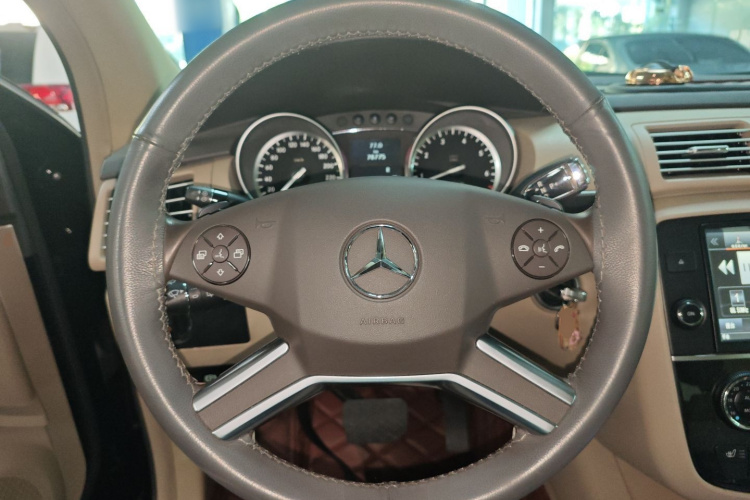 奔驰R级 2015款 R 320 4MATIC 豪华型局部细节13