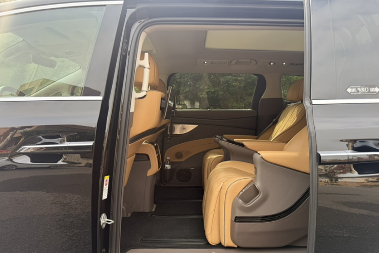 腾势D9 2022款 DM-i 970 四驱尊荣型中控内饰7004