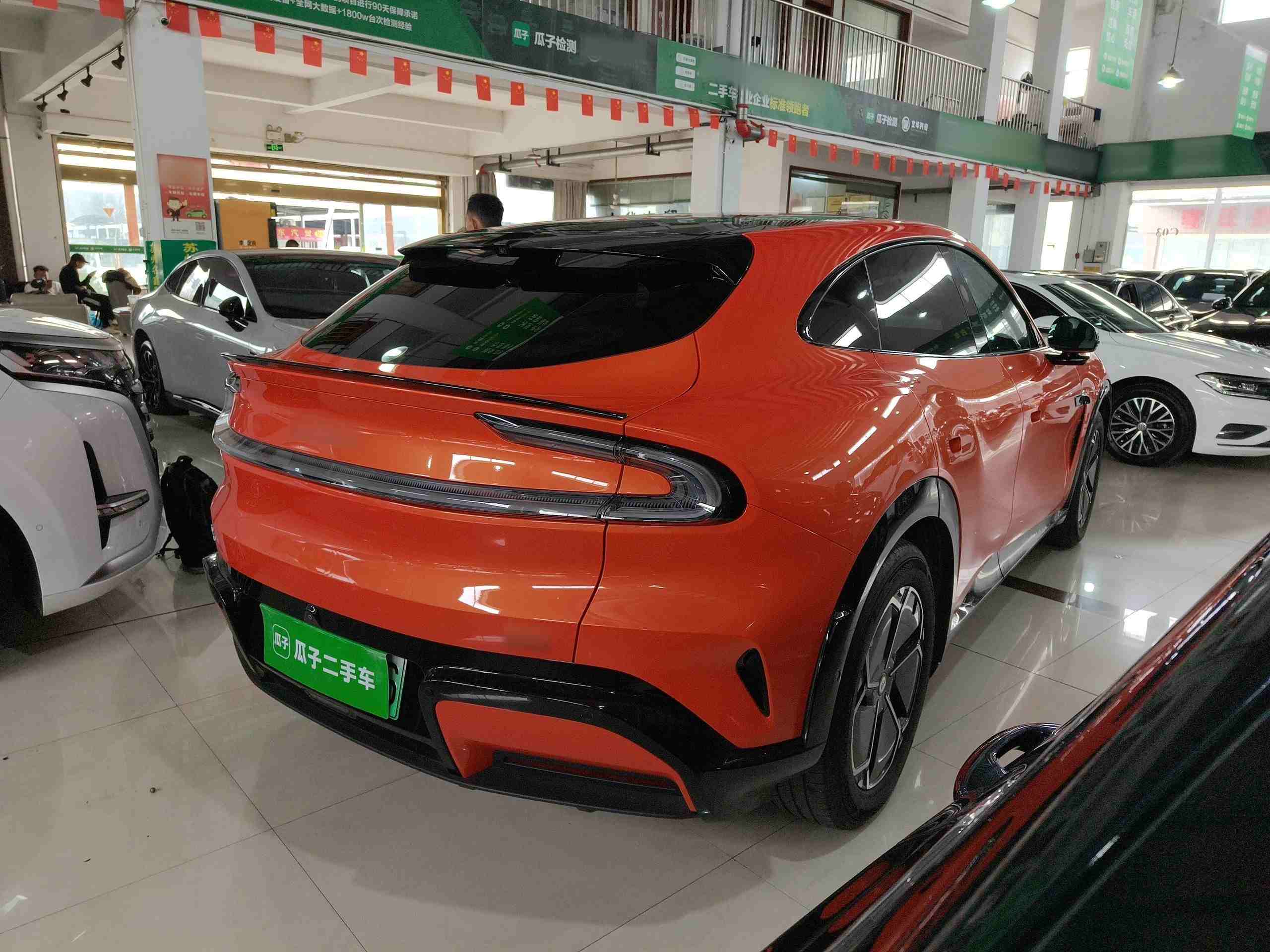 车辆右后45度视角展示，流线型车身与隐藏式门把手