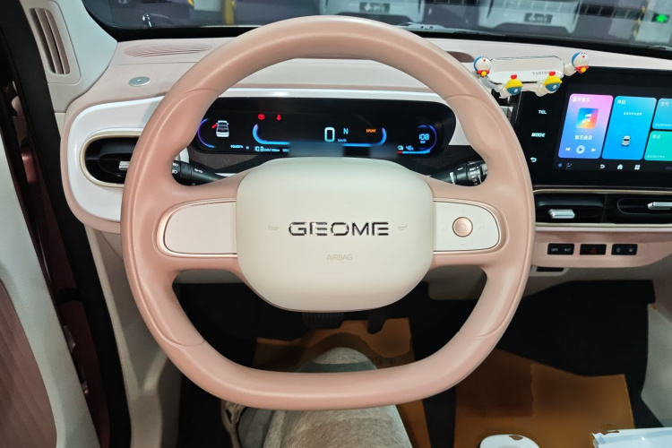 吉利银河 2025款 210km 熊猫卡丁中控内饰13