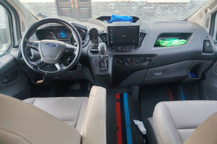 福特 全顺 2020款 2.0T汽油自动多功能商用车中轴低顶双开尾门国VI中控内饰12