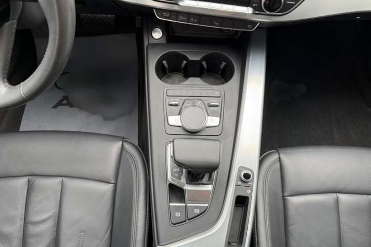 奥迪A4L 2018款 30周年年型 40 TFSI 时尚型中控内饰7004