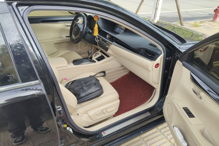 雷克萨斯ES 2013款 300h 精英版局部细节9005