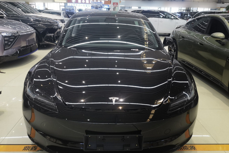 特斯拉 Model 3 2023款 长续航全轮驱动版车身外观2