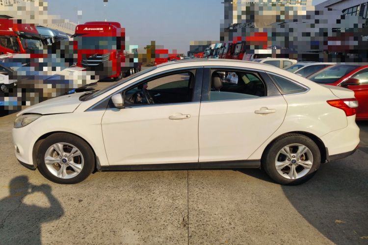 福特 福克斯 2012款 三厢 1.6L 自动风尚型车身外观4