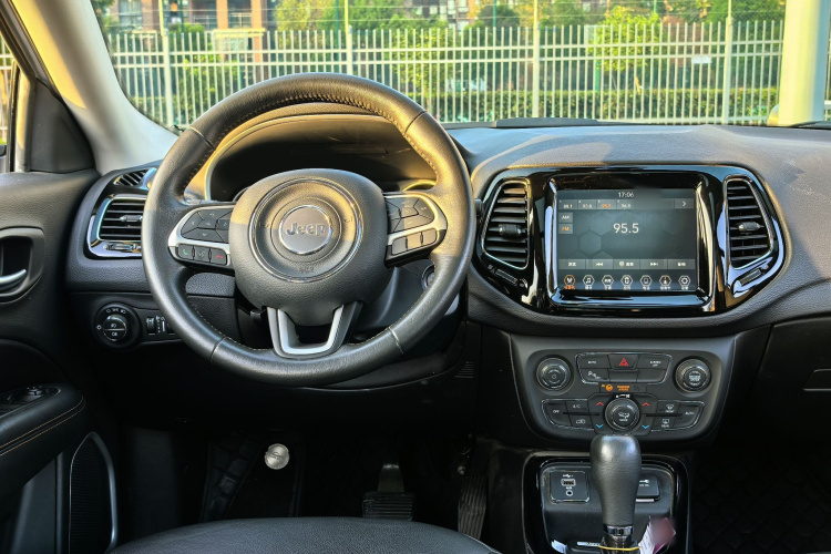 Jeep 指南者 2020款 220T 自动精英版中控内饰7007