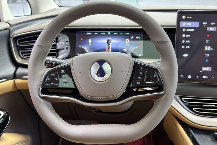 腾势D9 2022款 DM-i 970 四驱尊荣型中控内饰7008