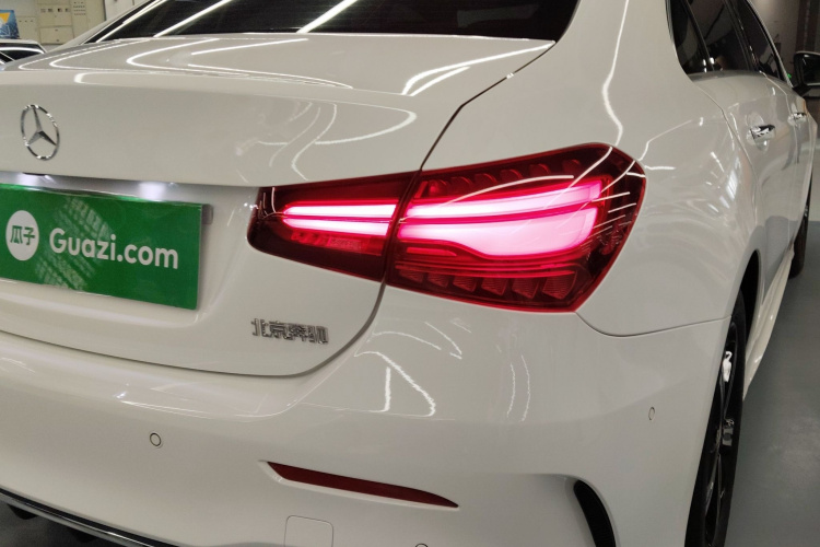 奔驰A级 2024款 改款 A 200 L 时尚型车身外观9