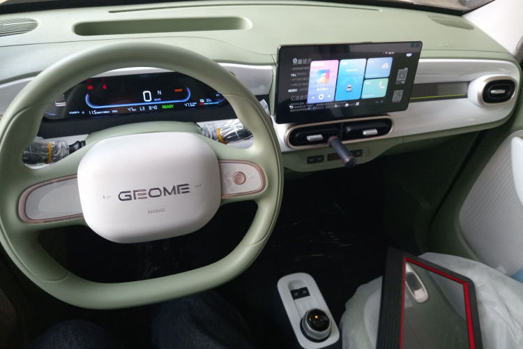 吉利银河 2025款 210km 熊猫骑士中控内饰7002