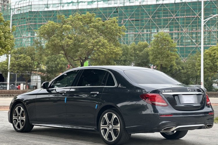 奔驰E级 2016款 E 300 L 运动时尚型车身外观4