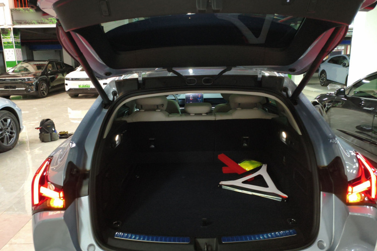 哪吒汽车 哪吒S猎装 2024款 增程300 标准版机舱底盘23