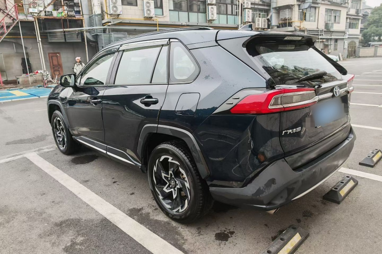 丰田 威兰达 2020款 双擎 2.5L E-CVT两驱科技版车身外观6010