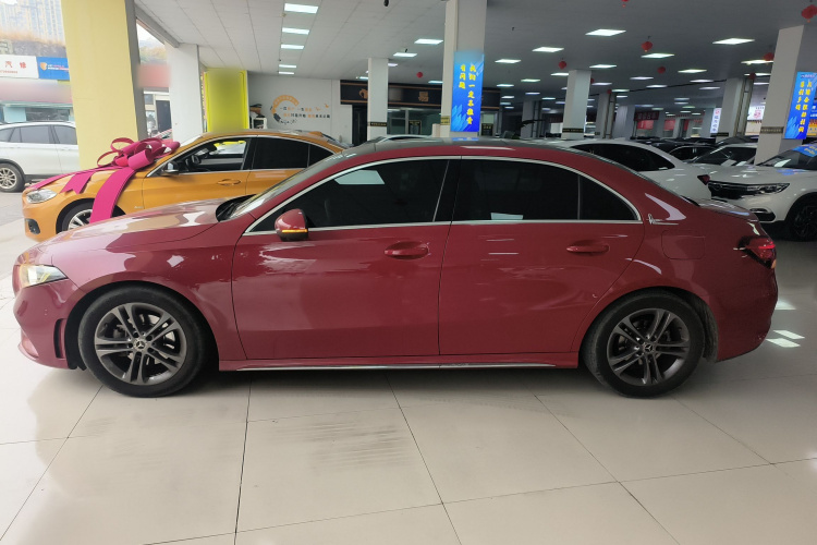 奔驰A级 2020款 改款二 A 180 L 运动轿车车身外观4