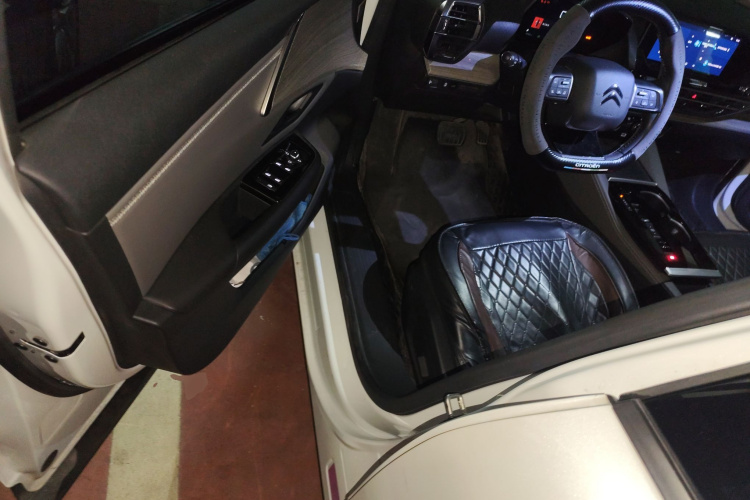 雪铁龙 凡尔赛C5 X 2022款 1.6T 享不凡 虎年开门红版中控内饰20