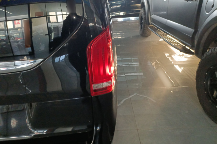 奔驰V级 2018款 V 260 L 尊贵加长版 国VI车身外观9