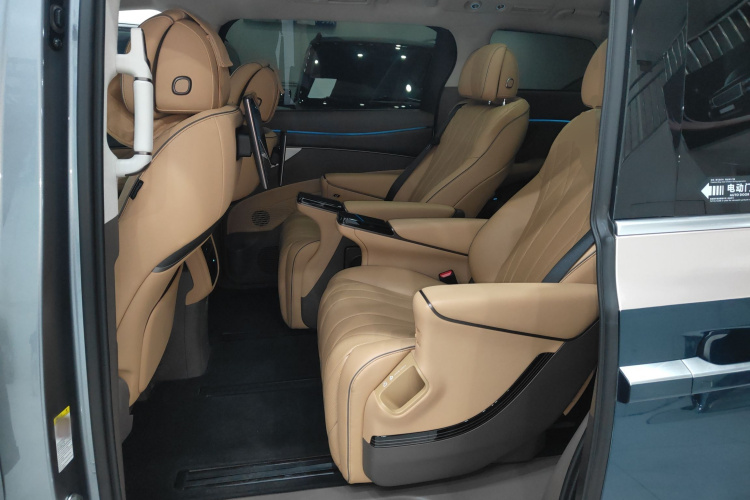 腾势D9 2022款 DM-i 970 四驱旗舰型中控内饰7004