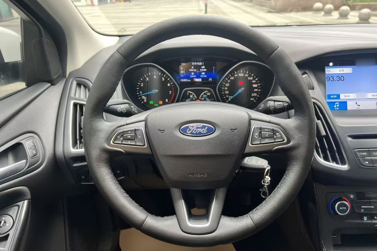 福特 福克斯 2017款 三厢 EcoBoost 180 自动精英型中控内饰13