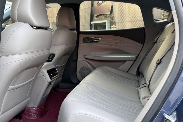 吉利银河 银河星耀8 2025款 130km EM-i 尊贵版中控内饰7012